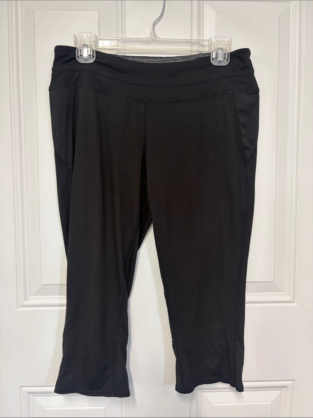 Tangerine Solid Black Capri Workout Leggings